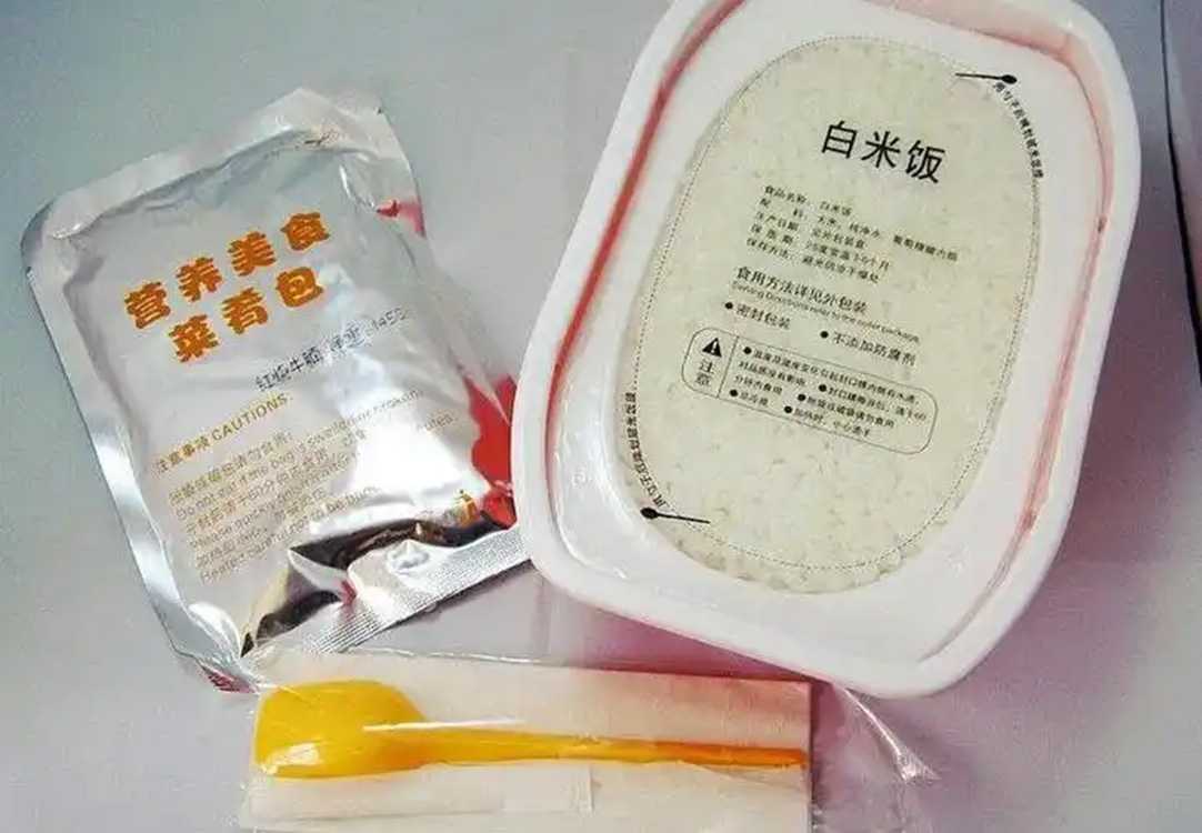 日產(chǎn)10萬份！呂工機械自動米飯包裝機：灌裝封口殺菌三合一，產(chǎn)能翻倍
